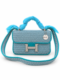 Sac OLGA au crochet bleu grisé bordé de turquoise, avec bandoulière assortie, anse habillée de tissu et fermoir argenté, vu de face.